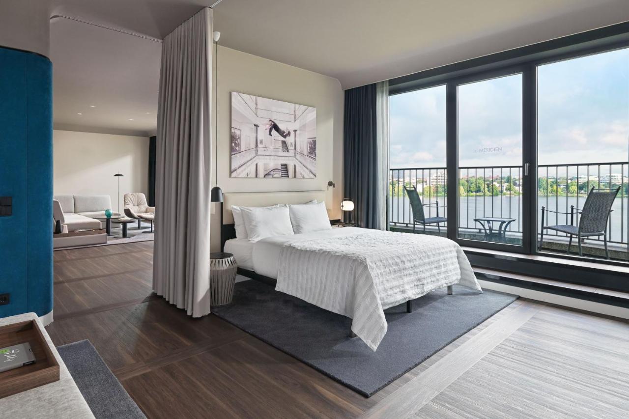 Le Meridien Hamburg Luaran gambar A bedroom at the hotel