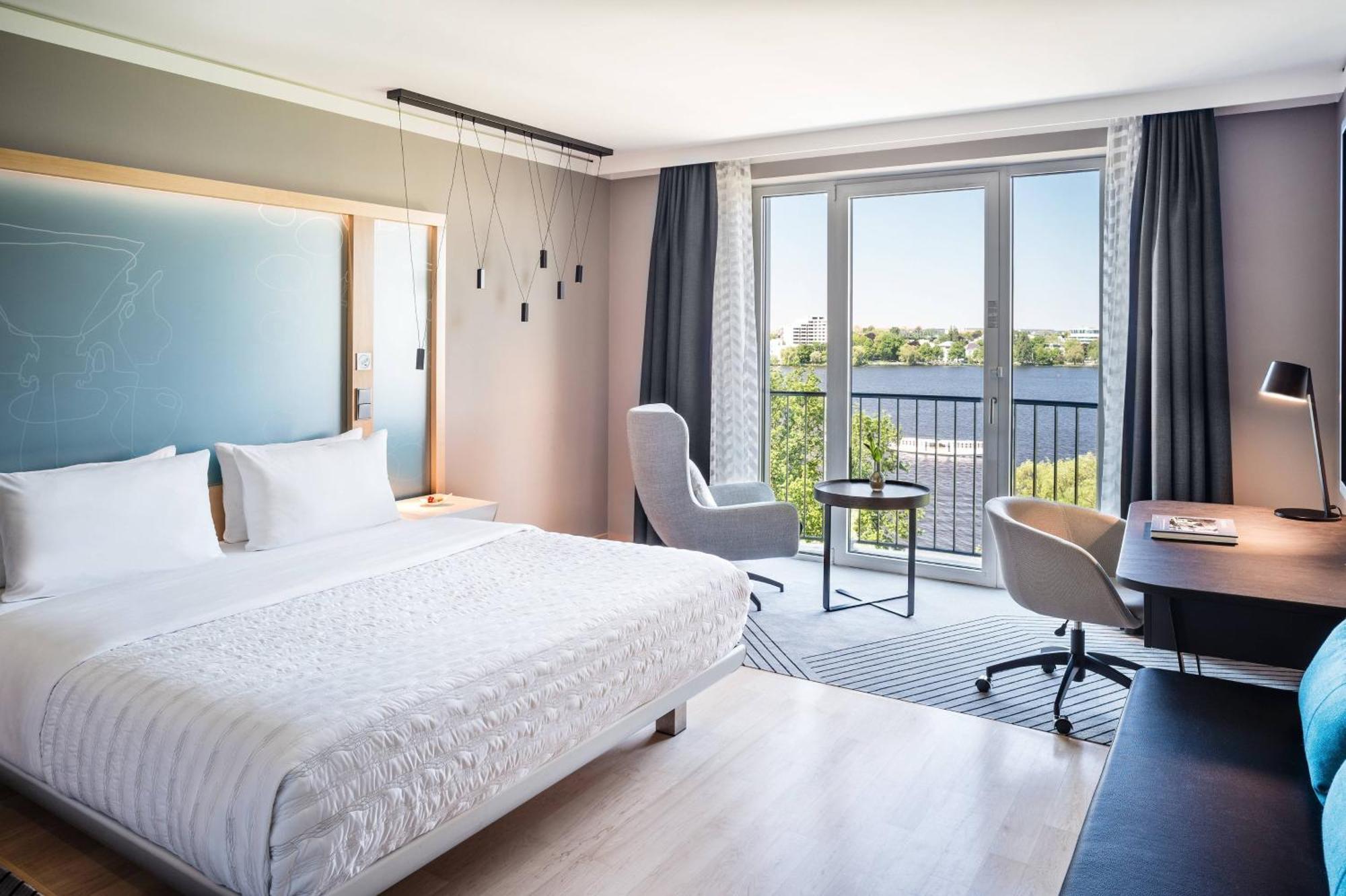 Le Meridien Hamburg Luaran gambar A room at the hotel